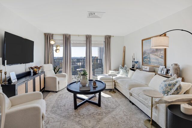 655 Riverside