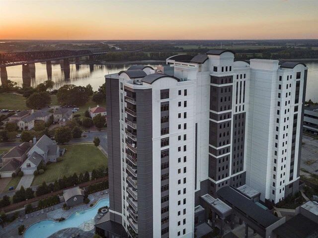 717 Riverside