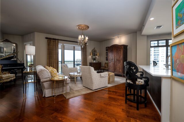 717 Riverside