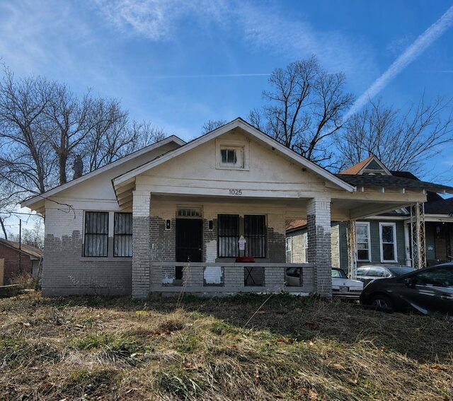 1025 Chelsea