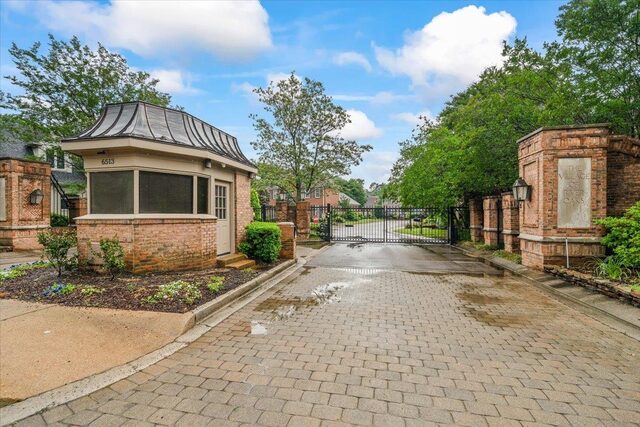 1020 Humphrey Oaks