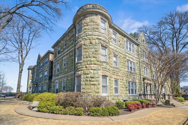 1118 Poplar