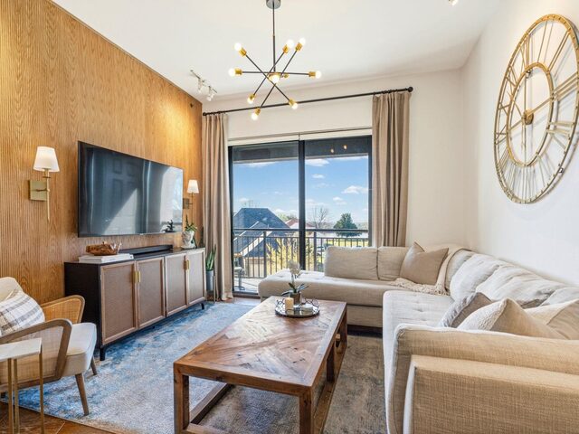 717 Riverside
