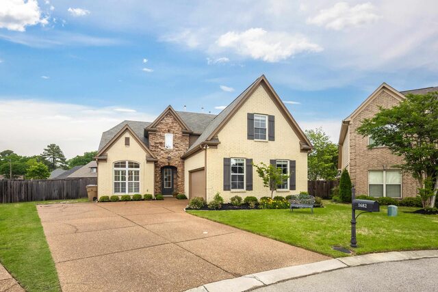 1682 Newton Oak