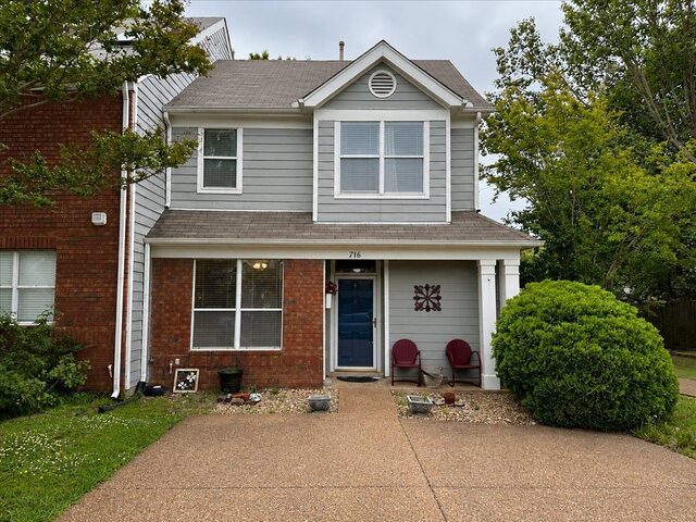 716 Walnut Woods