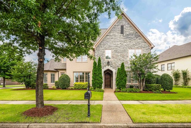 9285 Enclave Green