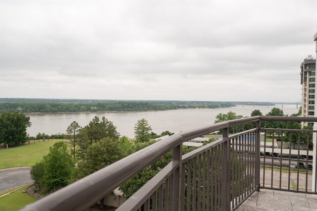717 Riverside