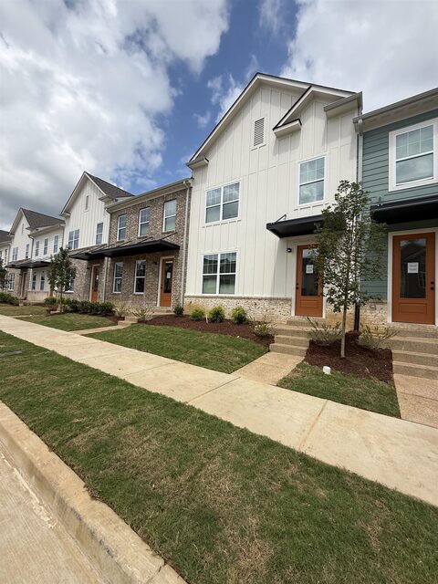3057 Portage