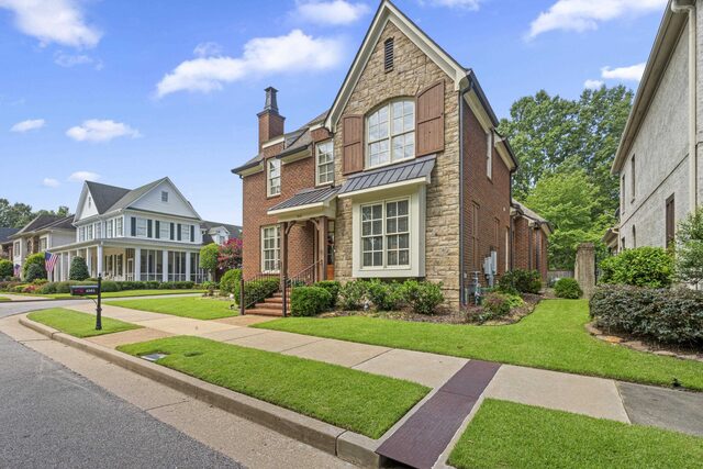 4561 Woodlawn