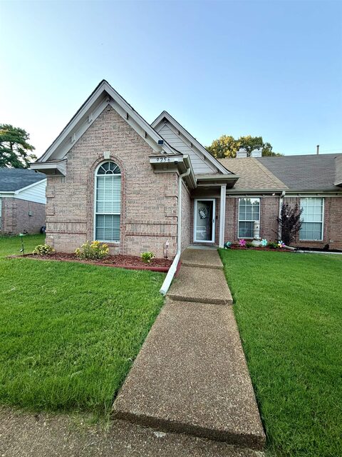 9256 Grove Manor