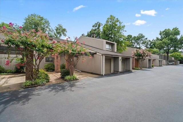 4787 Towering Oaks