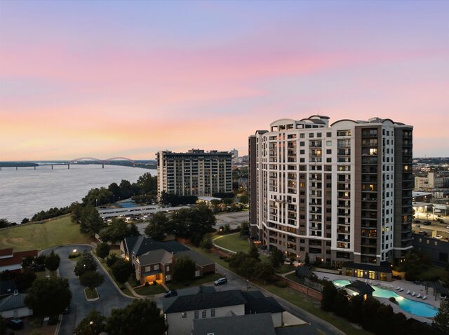 717 Riverside