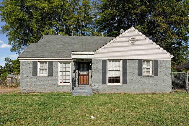 823 Dickinson